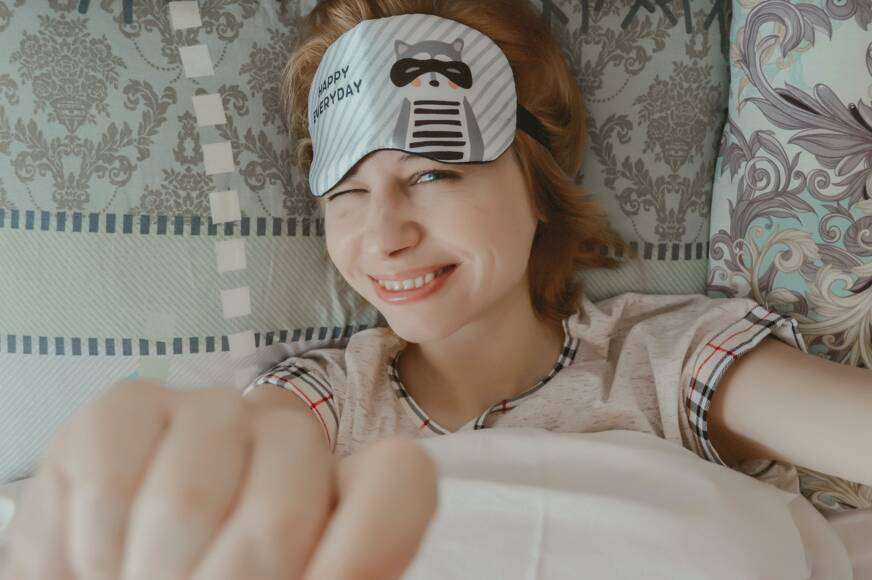 Frau mit Schlafmaske